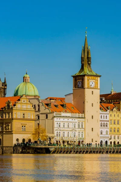 Praga República Checa 27 de fevereiro de 2017. karlov ponte relógio torre alta entre as casas vermelho telhados costa vltava — Fotografia de Stock