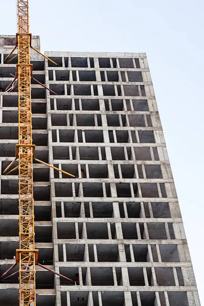 Appartement gebouw Gray Construction High engineering achtergrond ijzeren kraan — Stockfoto