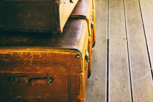 스택 오래된 빈티지 가방 가죽 초라한 어두운 갈색 클로즈업 기차역 여행 — 스톡 사진