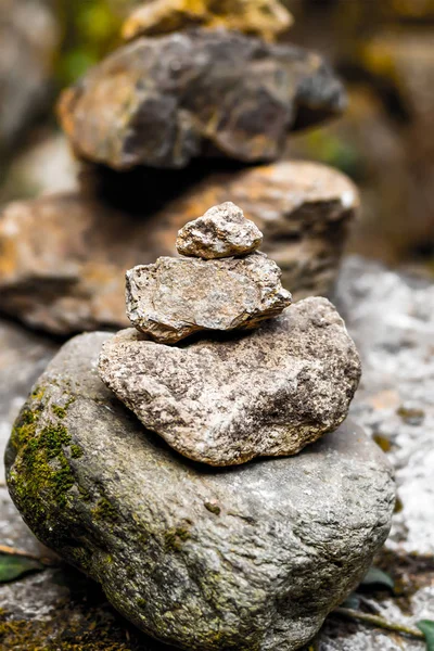 Sonniger Tag Stein Turm alte bemooste Stein von großen klein auf einem verschwommenen Hintergrund Berge zen Rest Trekking — Stockfoto