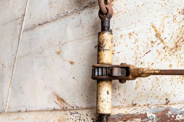 asma köprü bağlantı kablosu yakın çekim paslı eski çubuk metal parçası