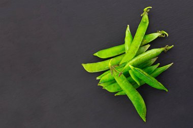 set yeşil pod sebze siyah arka plan tasarımı mutfak bir demet