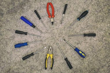 yuvarlak set tornavida nippers el aracı elektrikçi onarım ekipmanları arka plan gri