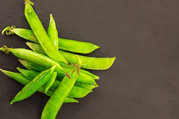 sebze bahar bezelye pod yeşil kazık siyah arka plan kopyalama alanı