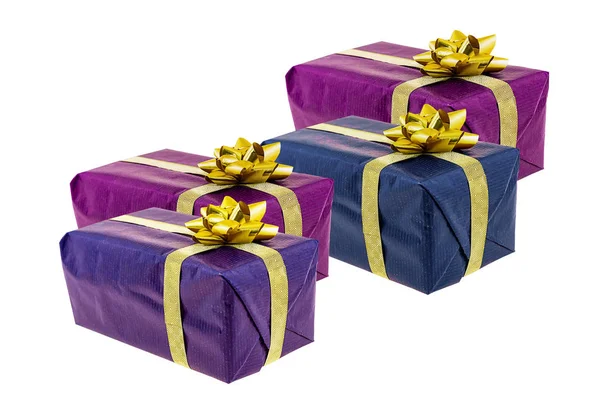 Cuatro regalos festivos boda lilas oscuro papel azul cinta fondo blanco — Foto de Stock