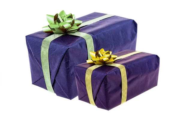 Par giftbox lilás grande fita pequena arco dourado close-up feriado aniversário — Fotografia de Stock