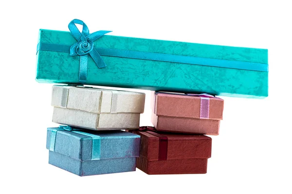 Stapel giftbox blauw rood vierkant hoge lange gift verrassing set witte achtergrond — Stockfoto