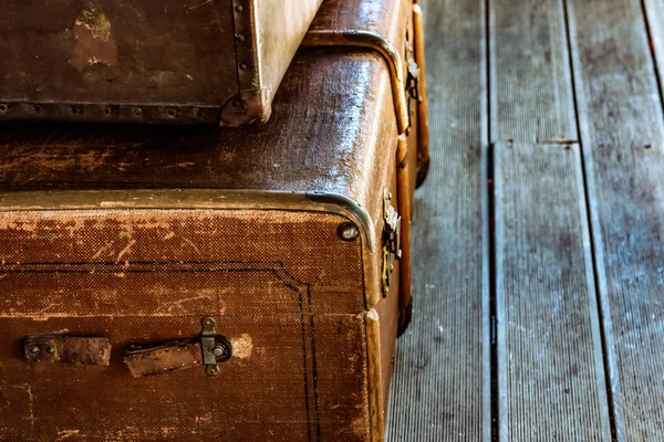Ζεύγος καφέ παλιές δερμάτινες βαλίτσες ένα μεγάλο μικρό μέρος του σχεδίου σε σκούρο φόντο — Φωτογραφία Αρχείου