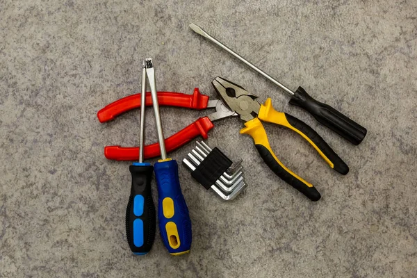 Pile d'outils à main assortiment de pinces tournevis base gros plan outil de travail — Photo