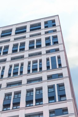 uzun ev beyaz gri mavi pencerelerin dikey fotoğraf gökyüzüne yakın