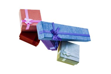 izole bir arka plan üzerinde belirlenen temel kırmızı leylak kurdele hediye şenlikli kutu seti