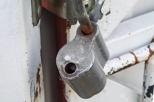 클로즈업 자물쇠는 금속 도어를 안전하게 닫습니다. 오래된 자물쇠 데이터 보호 — 스톡 사진