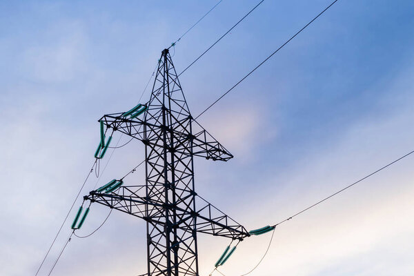 железо высокого напряжения силовые длинные линии силуэт облачное небо
