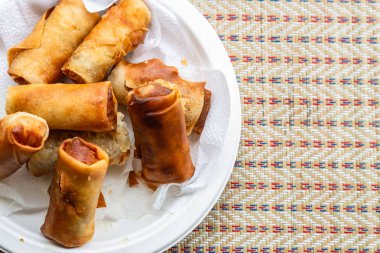 kızarmış bahar rulo pirinç kağıt sebze karides hızlı atıştırma asya tayland malezya tam tabak yakın çekim