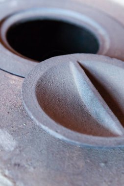 Sıcak demir sobay geleneksel. Üst sobay alıkonma çanak rustik açık kindling