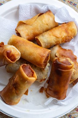 closeup bahar rulo kızarmış gevrek lezzetli baharatlı doldurma karides sebze plaka
