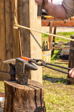 iş demirci dövme metal ısıtmalı kırmızı sokak dövme dikey fotoğraf