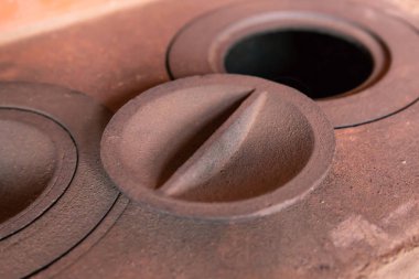 geleneksel dökme demir soba tuğla fırın geleneği yangın da pişirme yakın çekim paslı açık