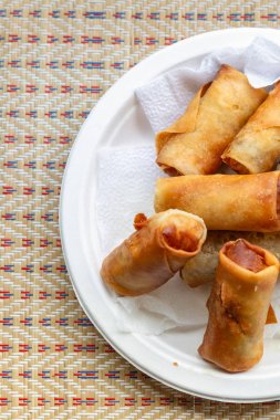 plaka bahar rulo vejetaryen havuç erişte geleneksel fast food asya dikey fotoğraf