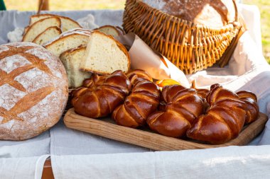 yumurta ve soğan el yapımı taze lezzetli yuvarlak ekmek ile pişmiş pasta seti