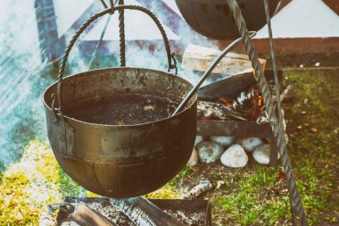 eski demir kazan büyük yanan ahşap pişirme gıda lekeli arka plan