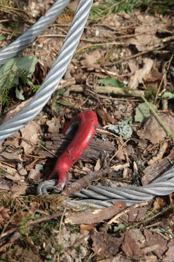 orman arazi bir arka plan üzerinde dikey arka plan gümüş metal kablo kırmızı kanca