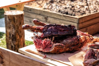 lezzetli yabani geyik eti barbekü bütün parça kavrulmuş kabuk