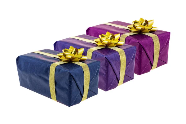 Різдвяна подарункова коробка темно-бузкова синя паперова стрічка золотий білий фон — стокове фото