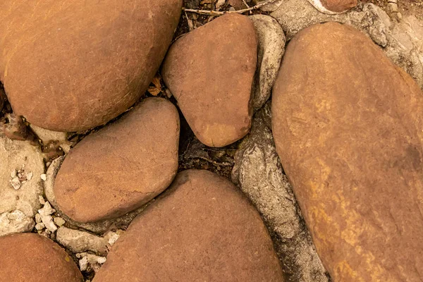 Kopfsteinpflaster Kieselsteine braun Nahaufnahme oval Hintergrund solide harte Basis — Stockfoto