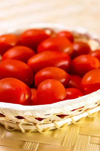 Close up vermelho tomate cereja muitos vegetais conjunto cesta de madeira — Fotografia de Stock