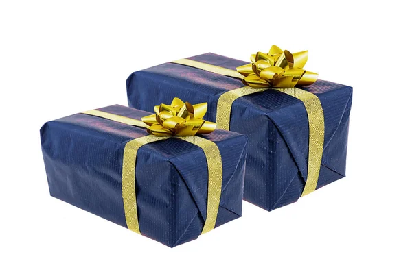 Caja de regalo pareja azul decoración festiva fundación lazo dorado cinta navidad fondo blanco — Foto de Stock