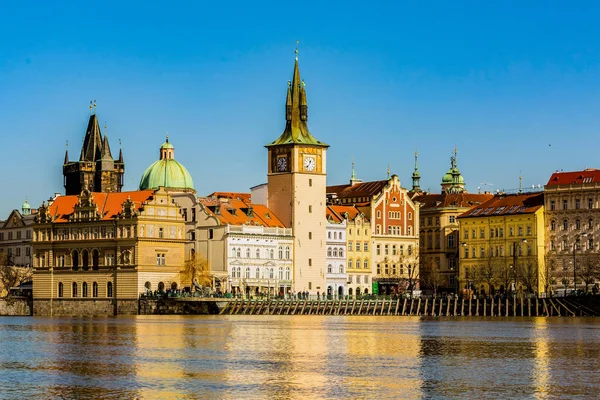 República Checa.Praga Março 2017. Vista cartão postal do centro da cidade de Charles Bridge Tower Vltava River — Fotografia de Stock