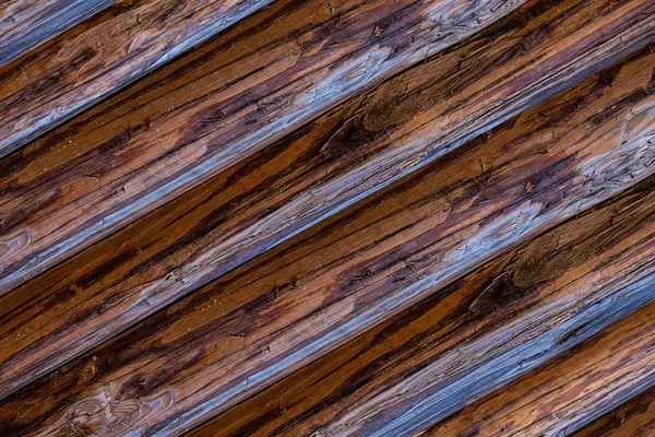 Дерев'яний фон темні косі колоди обвітрені твердою основою візерунка — стокове фото