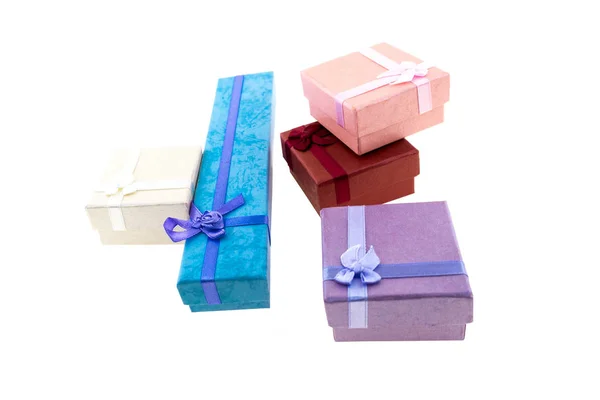 Longa giftbox azul lilás rosa quadrado presente surpresa fundo branco — Fotografia de Stock