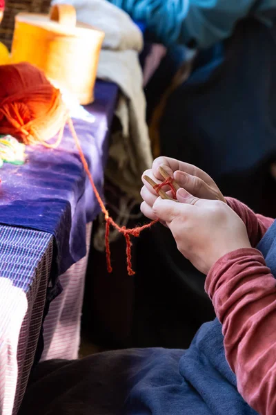 Costura hobby niñas manos tejiendo haciendo artículos de ropa vertical foto — Foto de Stock