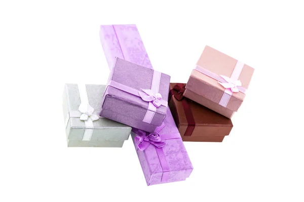Set caja de regalo rosa lila decoración festiva cumpleaños fondo blanco — Foto de Stock