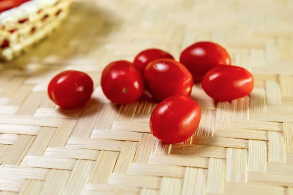 Monte de tomates vermelho maduro suculento saboroso na base de fundo de madeira — Fotografia de Stock