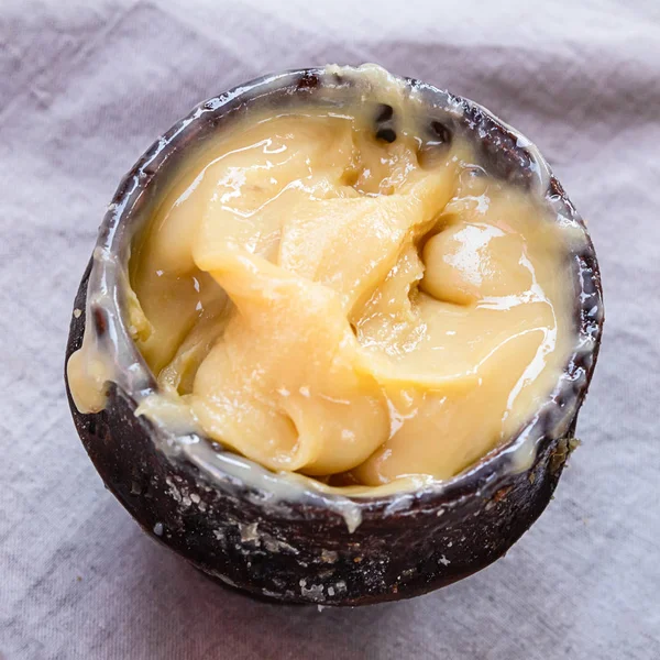 Pote de mel cerâmico cheio de closeup saboroso fresco sobremesa rústica — Fotografia de Stock