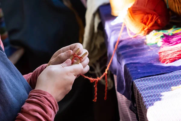 Manos costurera costurera tejiendo arte tradicional fabricación de accesorios de ropa — Foto de Stock