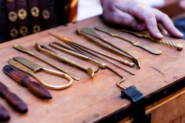 Instruments médicaux chirurgicaux anciens aident les gens, la médecine militaire du Moyen Age — Photo