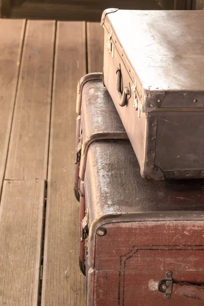 오래 된 빈티지 갈색 가죽 가방 클로즈업 수직 사진 여행 디자인 — 스톡 사진