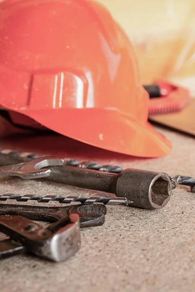 dikey fotoğraf kask ızma takım matkap nippers ahşap arka plan üzerinde yakın çekim