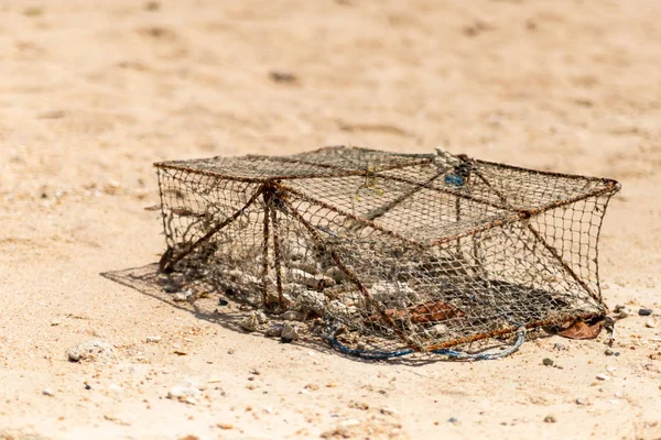 Σιδερένια παγίδα παραδοσιακό καβούρι Ασία close-up στην άμμο φόντο τροπική παραλία — Φωτογραφία Αρχείου