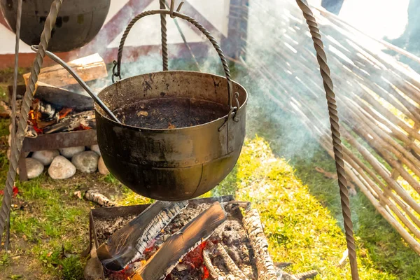 Olla en la estufa dolor camping utensilios tradicionales fondo — Foto de Stock