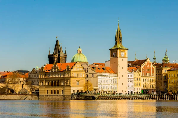 República Checa, Praga, março de 2017. Ponte Charles vista torre através do rio Vltava dia ensolarado — Fotografia de Stock