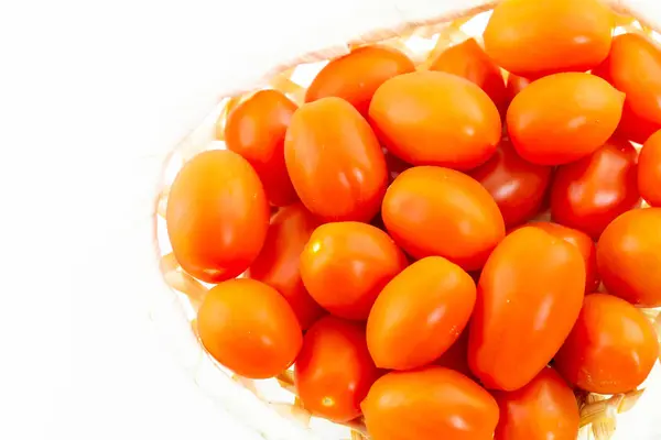 Delicioso tomate apetitoso um monte de legumes vermelho brilhante em um fundo branco — Fotografia de Stock