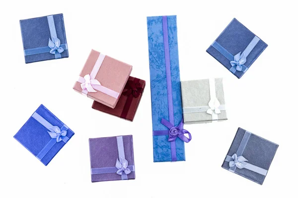 Gift Box witte achtergrond geïsoleerd diverse mini lange blauwe paarse feestelijke decor — Stockfoto