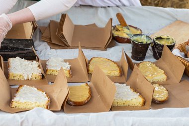 birçok ekmek taze lezzetli makarna tereyağı baharat sarımsak öğle rustik bir parça yayıldı