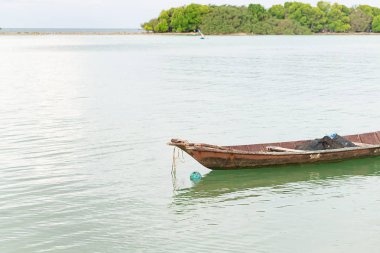 uzun tekne demir paslı eski geleneksel ulaşım asya geniş nehir