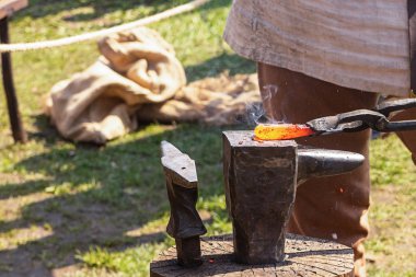 kırmızı-sıcak kütük metal örs yakın demirci dükkanı balta saplı taban yapma